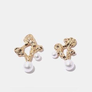 Gold plated Abstract stud earrings with pearls.